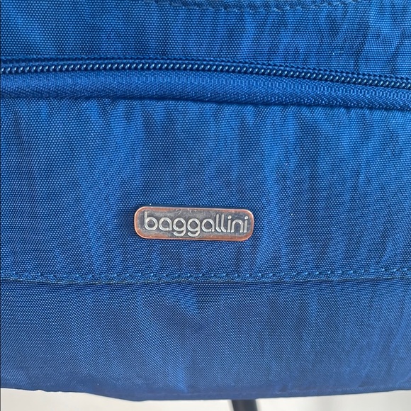 Baggallini Vibrant Blue Vintage Crossbody Bag - Picture 2 of 8